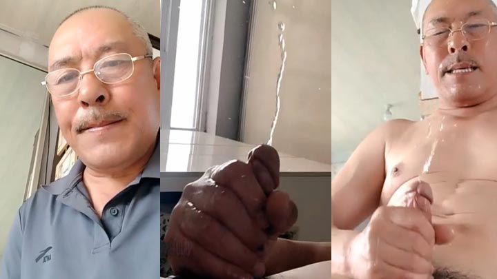 肥屌帅伯家里偷偷玩喷尿连喷好多